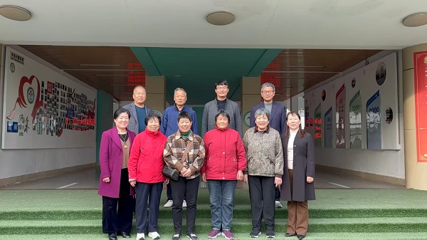 平邑兴蒙学校举行退休教师重阳节座谈会(图2) 平邑兴蒙学校举行退休教师重阳节座谈会(图2)