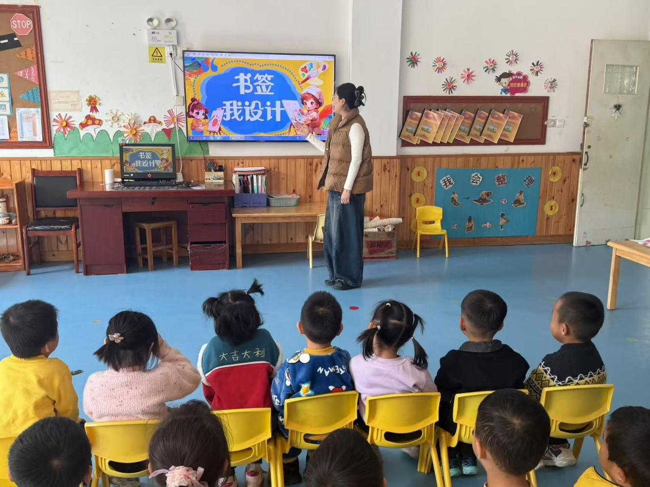 平邑县丰阳镇中心幼儿园开展自制书签活动(图2) 平邑县丰阳镇中心幼儿园开展自制书签活动(图2)