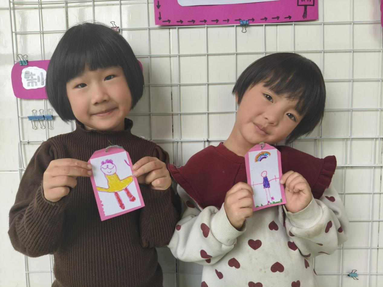 平邑县丰阳镇中心幼儿园开展自制书签活动(图3) 平邑县丰阳镇中心幼儿园开展自制书签活动(图3)