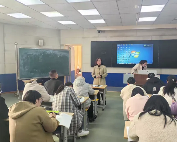 平邑兴蒙学校举行语文学科教育论著读书分享论坛活动(图1) 平邑兴蒙学校举行语文学科教育论著读书分享论坛活动(图1)