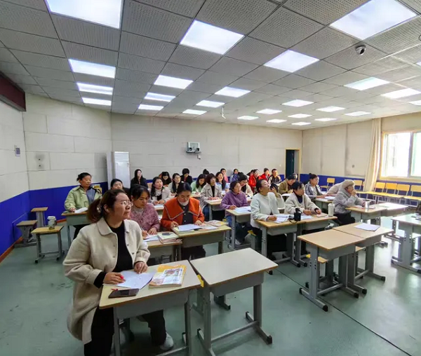 平邑兴蒙学校举行语文学科教育论著读书分享论坛活动(图4) 平邑兴蒙学校举行语文学科教育论著读书分享论坛活动(图4)