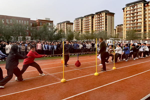 平邑县第二实验小学举行拔河比赛活动(图1)