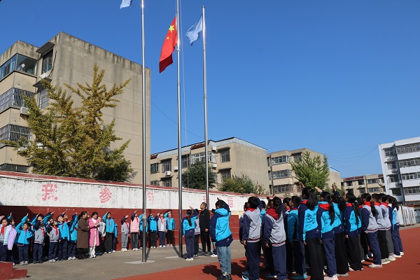 平邑兴蒙学校举行“红旗引航向，消防伴成长”消防安全主题升旗仪式(图3)