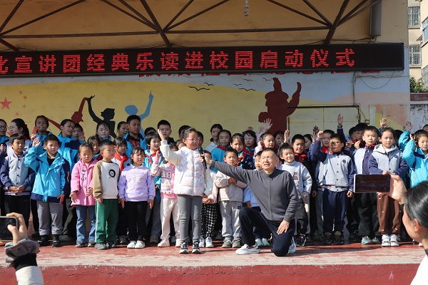 平邑县孝善文化宣讲团“经典乐读进校园”活动走进平邑兴蒙学校(图2) 平邑县孝善文化宣讲团“经典乐读进校园”活动走进平邑兴蒙学校(图2)