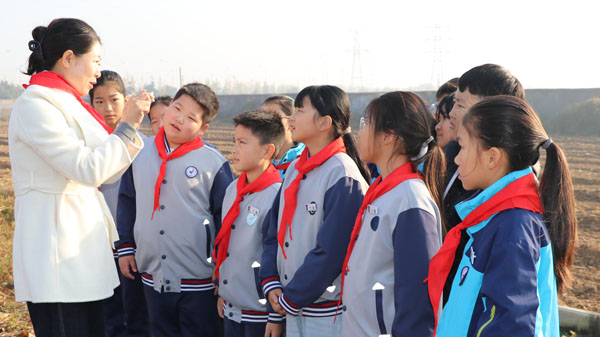 【沂蒙教育】平邑县实验小学少先队员开展种大蒜劳动实践活动(图1) 【沂蒙教育】平邑县实验小学少先队员开展种大蒜劳动实践活动(图1)