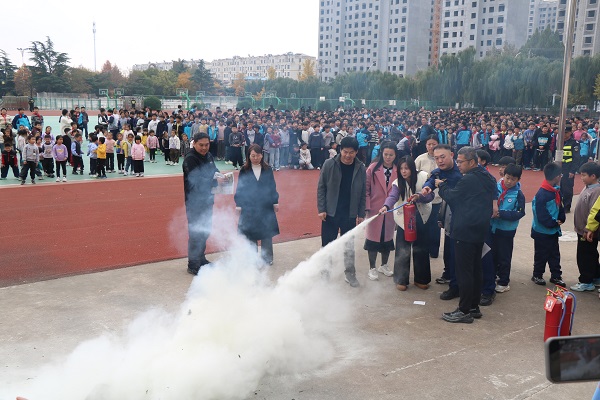 消防日领航 宣传月聚力—平邑兴蒙学校开展消防宣传月活动启动仪式暨消防疏散演练活动(图3) 消防日领航 宣传月聚力—平邑兴蒙学校开展消防宣传月活动启动仪式暨消防疏散演练活动(图3)