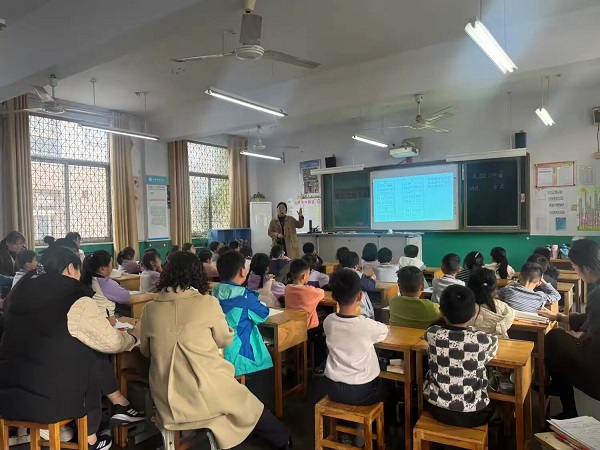 平邑兴蒙学校开展“撷一缕书香 悦一路成长”整本书阅读活动(图1) 平邑兴蒙学校开展“撷一缕书香 悦一路成长”整本书阅读活动(图1)