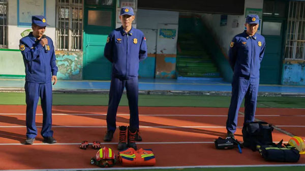 【沂蒙教育】}平邑县消防大队“零距离”播撒安全种子(图1)