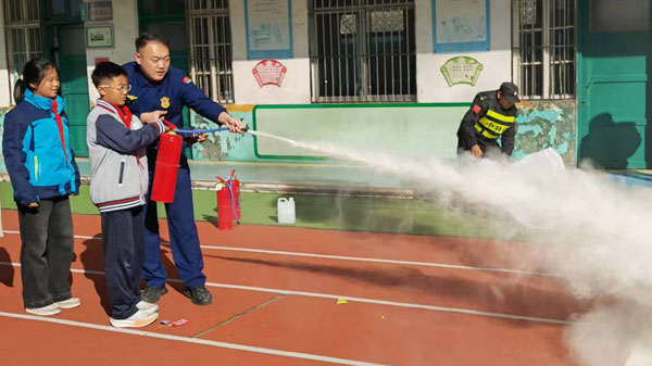 【沂蒙教育】}平邑县消防大队“零距离”播撒安全种子(图2)