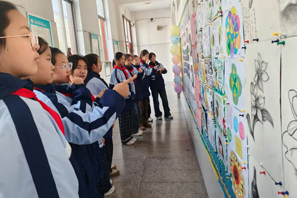 平邑县第二实验小学举行班级文化展评活动(图1)