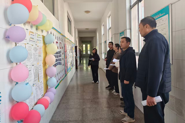 平邑县第二实验小学举行班级文化展评活动(图2)