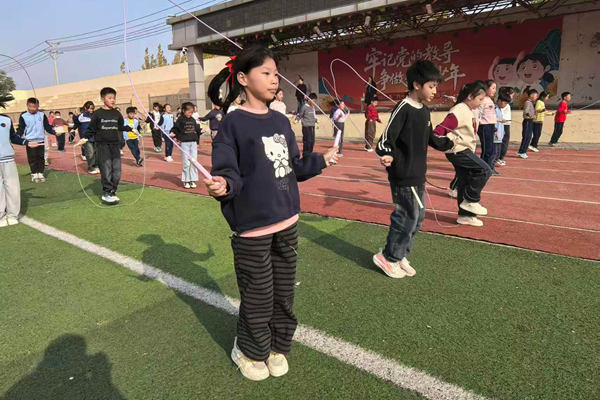 平邑县第二实验小学举行跳绳比赛活动(图1)