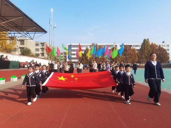 平邑兴蒙学校幼儿园召开亲子趣味游戏运动会(图1) 平邑兴蒙学校幼儿园召开亲子趣味游戏运动会(图1)