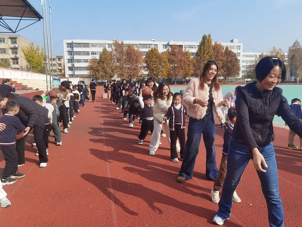 平邑兴蒙学校幼儿园召开亲子趣味游戏运动会(图7) 平邑兴蒙学校幼儿园召开亲子趣味游戏运动会(图7)