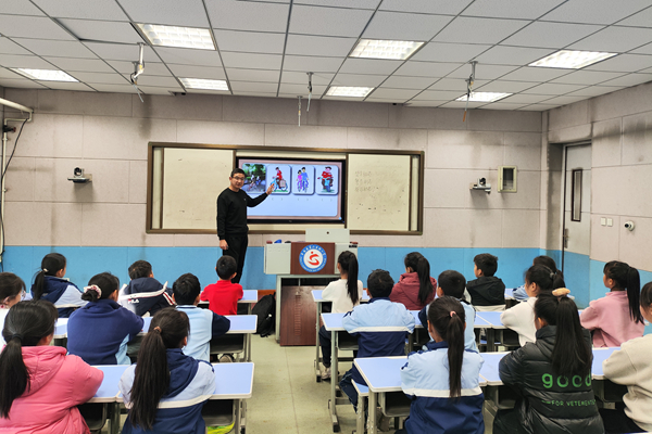 平邑县第二实验小学举行安全优质课评选活动(图1)