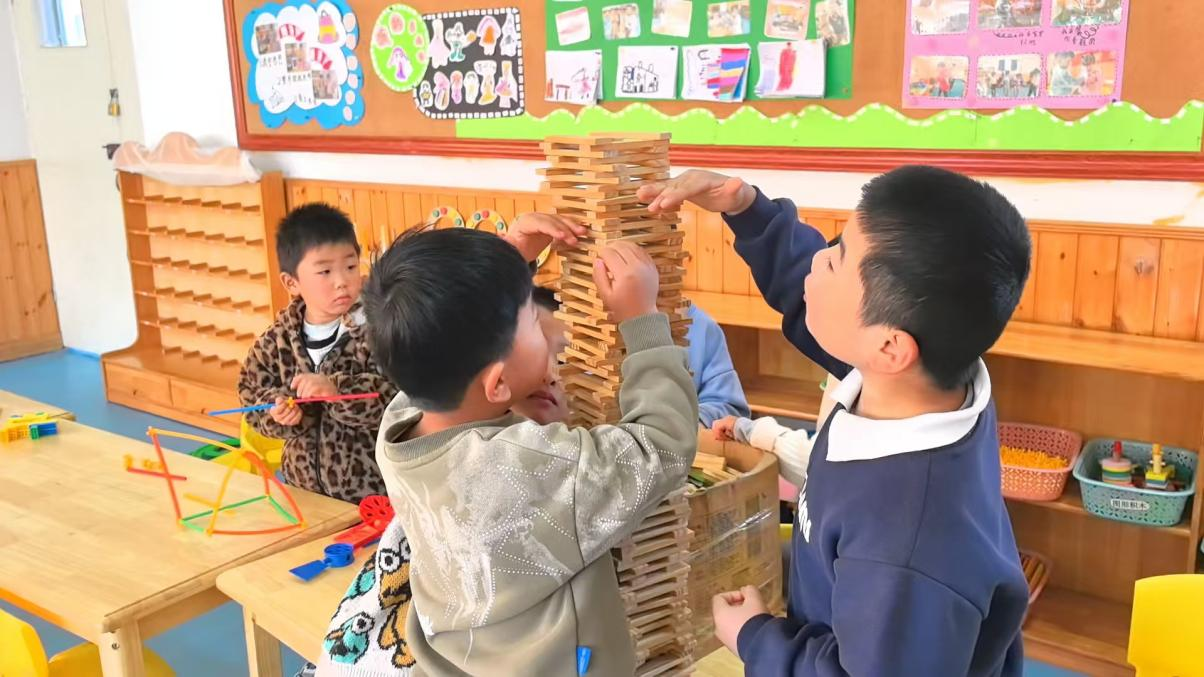 平邑县丰阳镇中心幼儿园开展趣味测量游戏活动(图1)