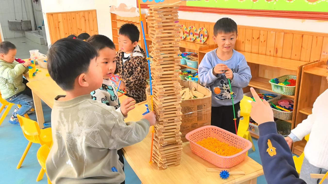 平邑县丰阳镇中心幼儿园开展趣味测量游戏活动(图2)