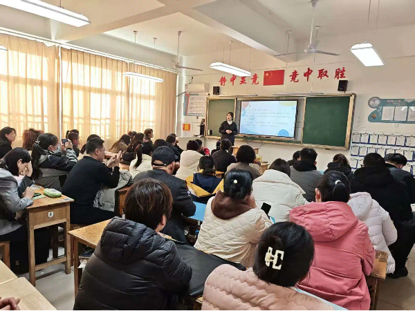 平邑县第四实验小学召开期中家长会