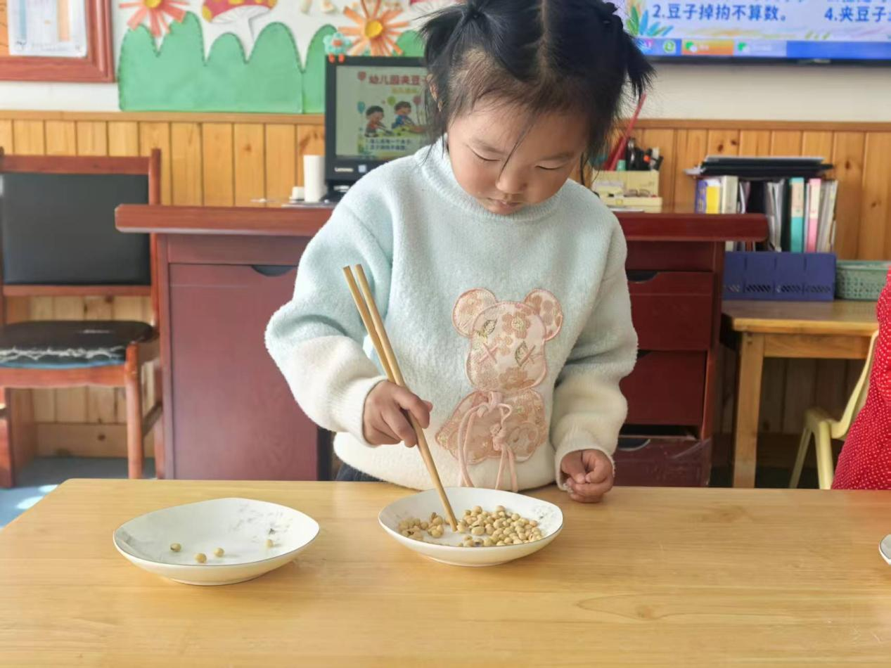 平邑县丰阳镇中心幼儿园开展夹豆子比赛活动(图3)