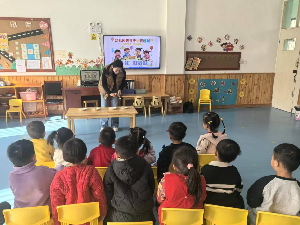 平邑县丰阳镇中心幼儿园开展夹豆子比赛活动(图1)