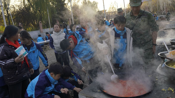【山东平邑】实验小学文化路校区：走出课堂 触摸真实(图2)