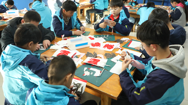 【山东平邑】实验小学文化路校区：走出课堂 触摸真实(图3)