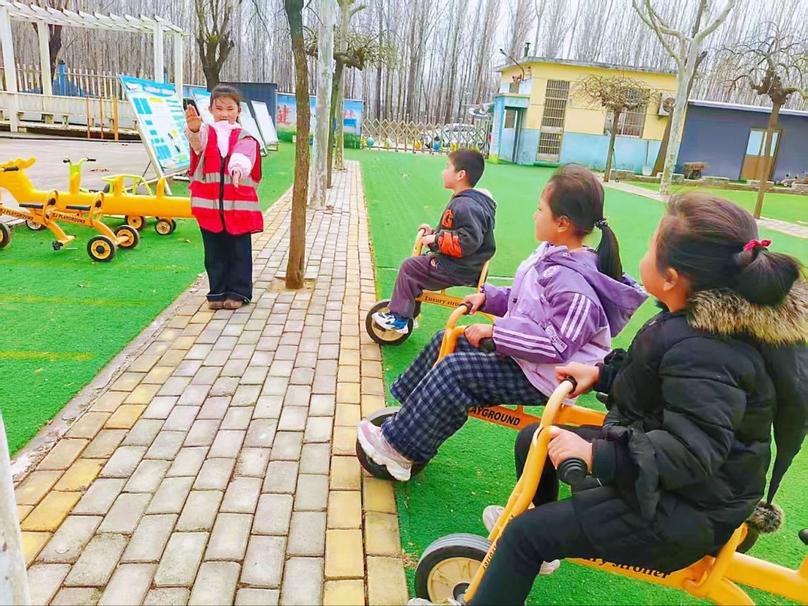 平邑县丰阳镇中心幼儿园开展全国交通安全日主题活动(图3)