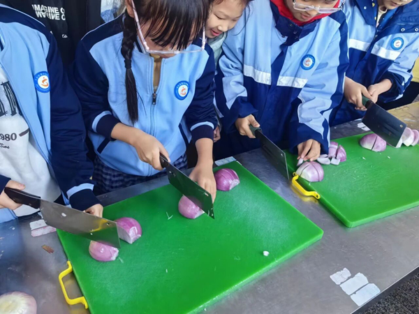 平邑县第二实验小学少先队开展“厨房小当家”劳动实践活动(图1)