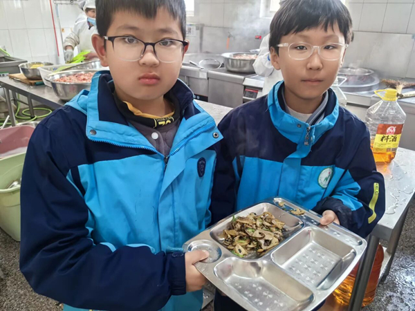 平邑县第二实验小学少先队开展“厨房小当家”劳动实践活动(图2)