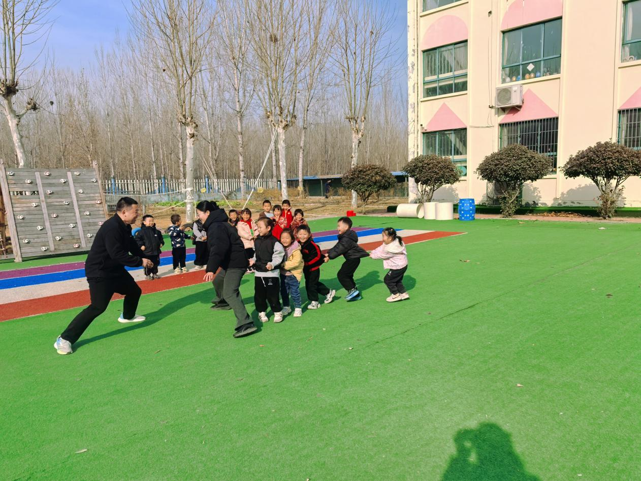 平邑县丰阳镇中心幼儿园开展“老鹰捉小鸡”户外游戏活动(图1) 平邑县丰阳镇中心幼儿园开展“老鹰捉小鸡”户外游戏活动(图1)