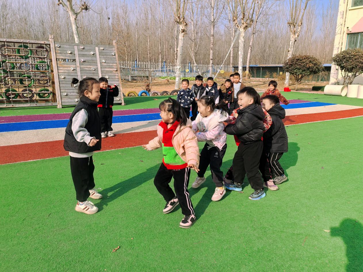 平邑县丰阳镇中心幼儿园开展“老鹰捉小鸡”户外游戏活动(图2) 平邑县丰阳镇中心幼儿园开展“老鹰捉小鸡”户外游戏活动(图2)