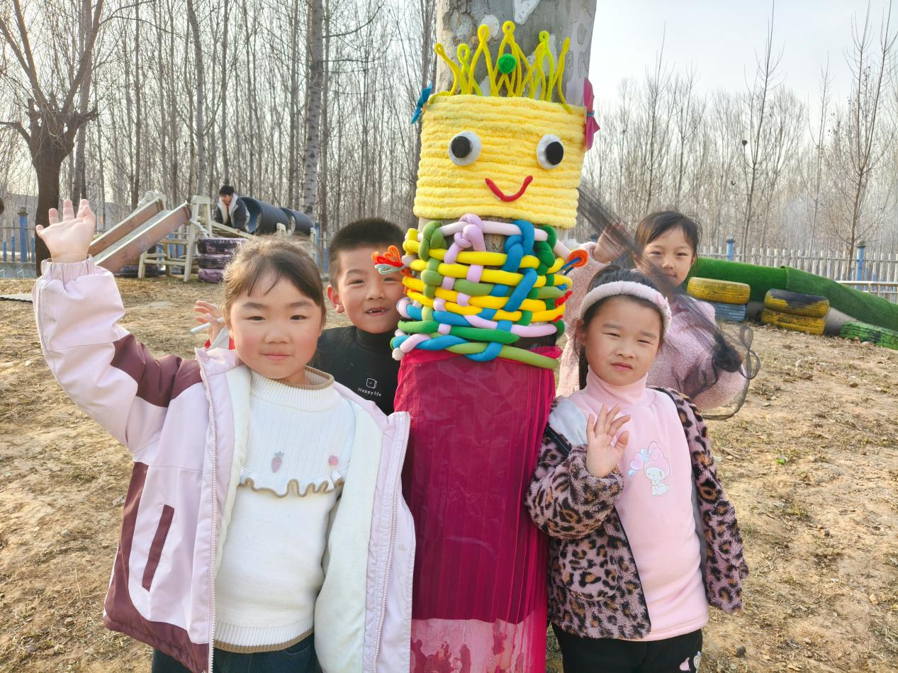 平邑县丰阳镇中心幼儿园开展“为大树穿新衣”主题活动