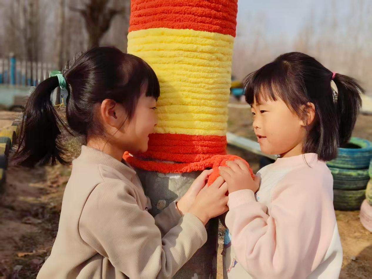 平邑县丰阳镇中心幼儿园开展“为大树穿新衣”主题活动(图2)