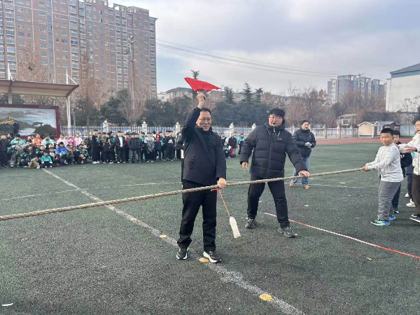 平邑县第四实验小学开展拔河比赛活动