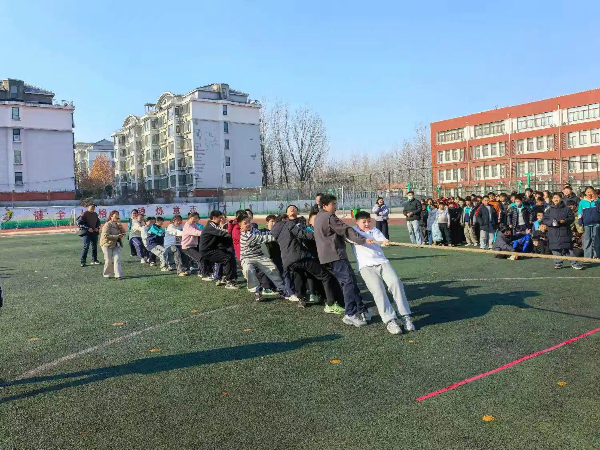 平邑县第四实验小学开展拔河比赛活动(图2) 平邑县第四实验小学开展拔河比赛活动(图2)