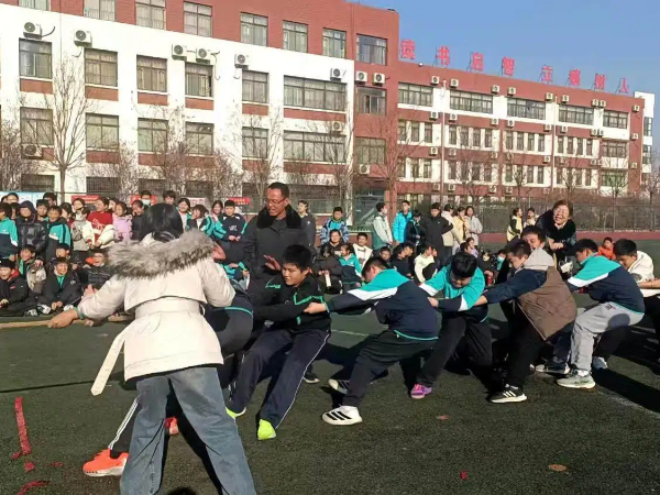 平邑县第四实验小学开展拔河比赛活动(图3) 平邑县第四实验小学开展拔河比赛活动(图3)