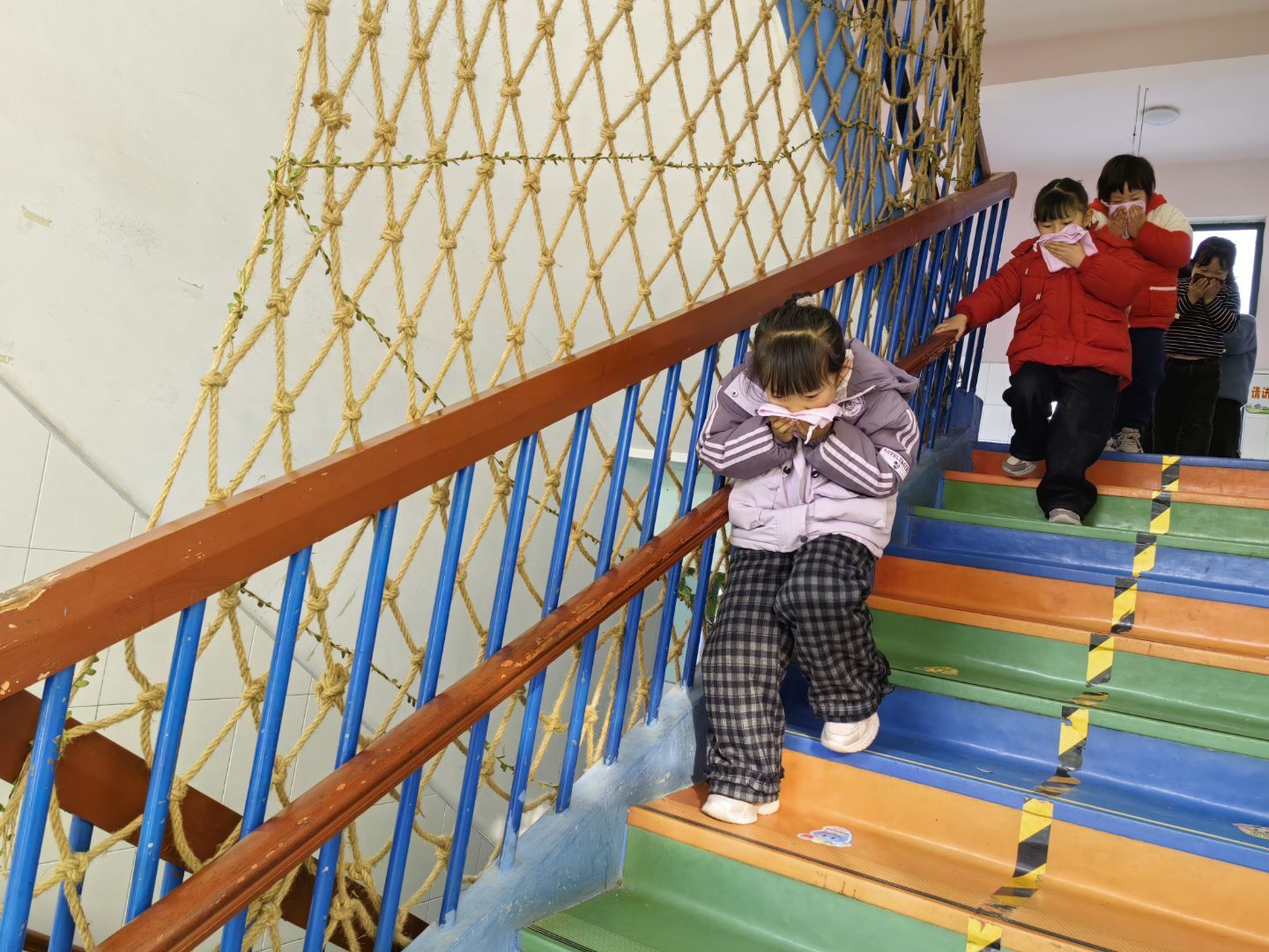 平邑县丰阳镇中心幼儿园开展预防一氧化碳中毒教育及演练活动(图3) 平邑县丰阳镇中心幼儿园开展预防一氧化碳中毒教育及演练活动(图3)