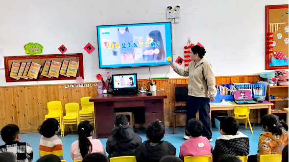 平邑县丰阳镇中心幼儿园开展“静电魔法”科学活动(图1)