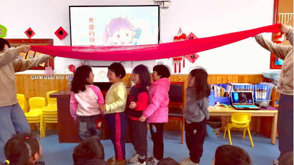 平邑县丰阳镇中心幼儿园开展“静电魔法”科学活动(图2)