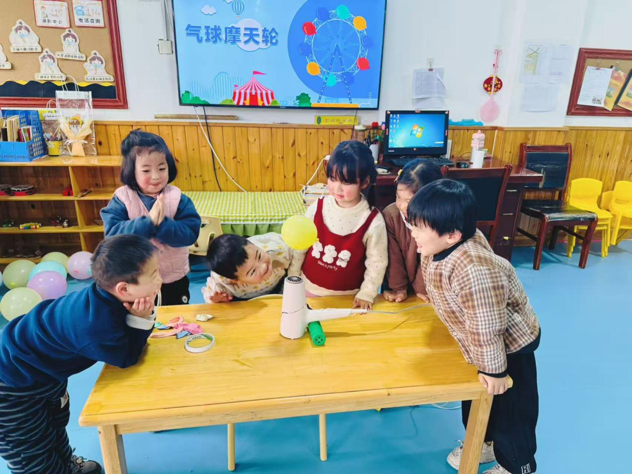 平邑县丰阳镇中心幼儿园开展“气球摩天轮” 科学活动(图2)