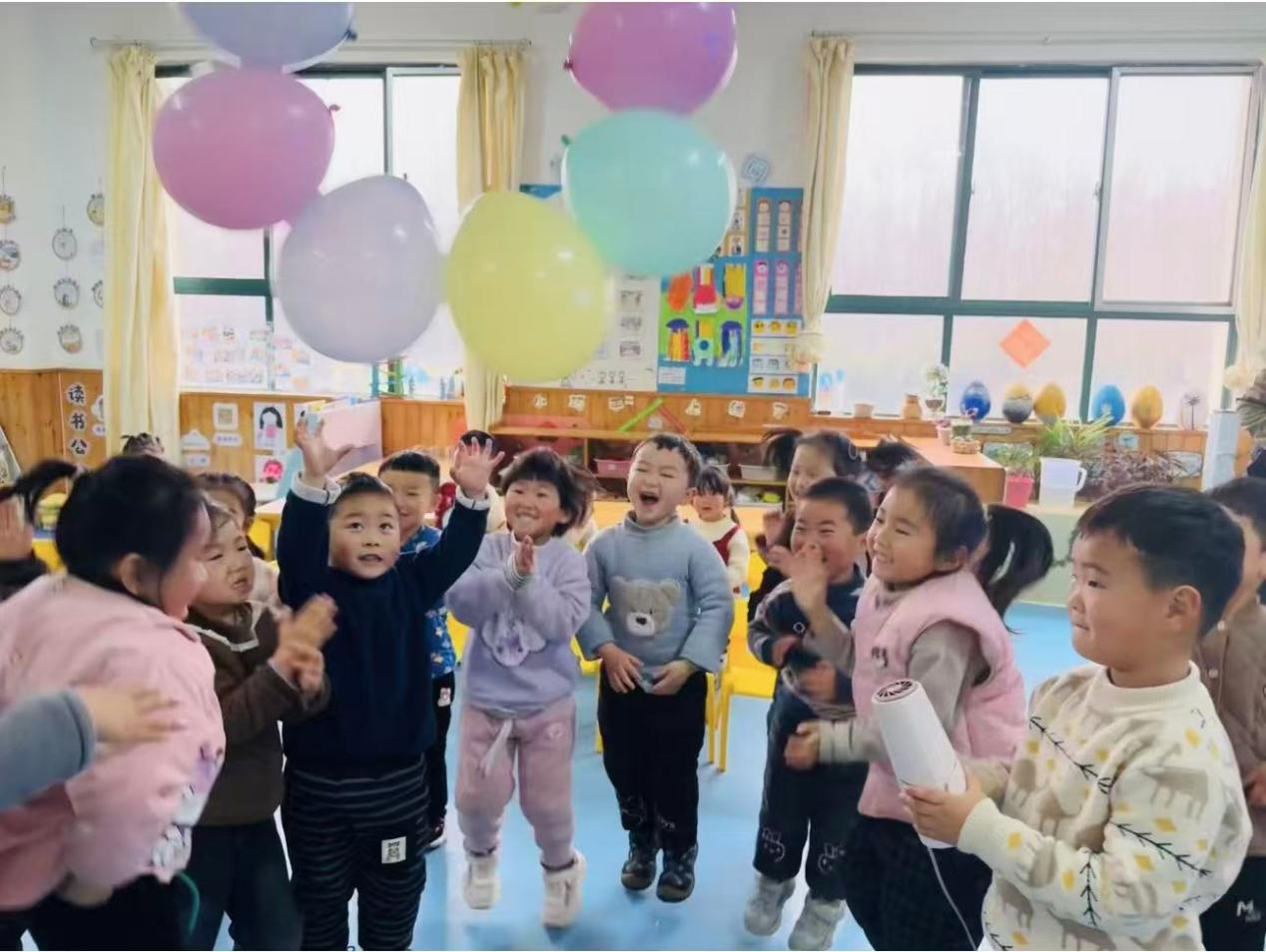平邑县丰阳镇中心幼儿园开展“气球摩天轮” 科学活动(图3)