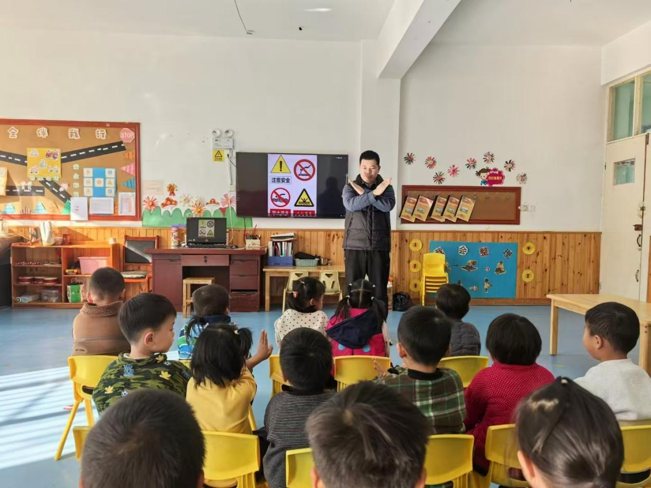 平邑县丰阳镇中心幼儿园开展冬季防滑防溺水主题活动(图2)