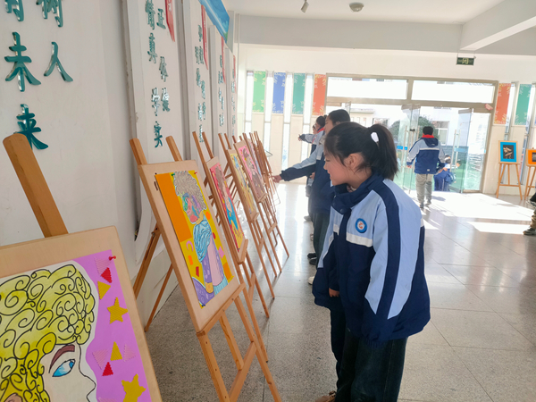 平邑县第二实验小学举行“庆元旦”绘画作品展活动