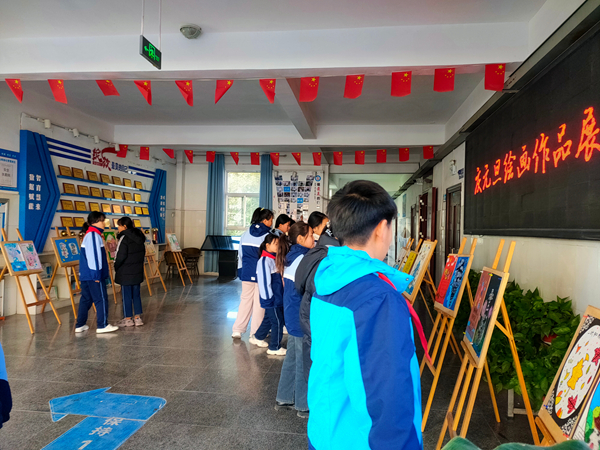 平邑县第二实验小学举行“庆元旦”绘画作品展活动(图2) 平邑县第二实验小学举行“庆元旦”绘画作品展活动(图2)