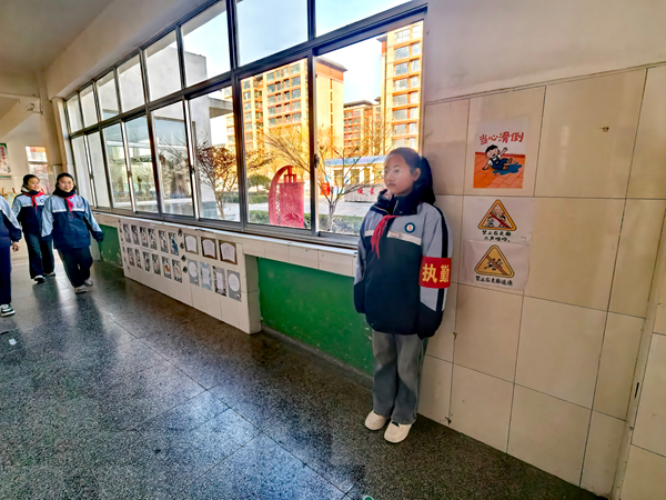 平邑县第二实验小学开展“小小画笔,绘出‘警’色”安全标语手绘主题活动(图1) 平邑县第二实验小学开展“小小画笔,绘出‘警’色”安全标语手绘主题活动(图1)