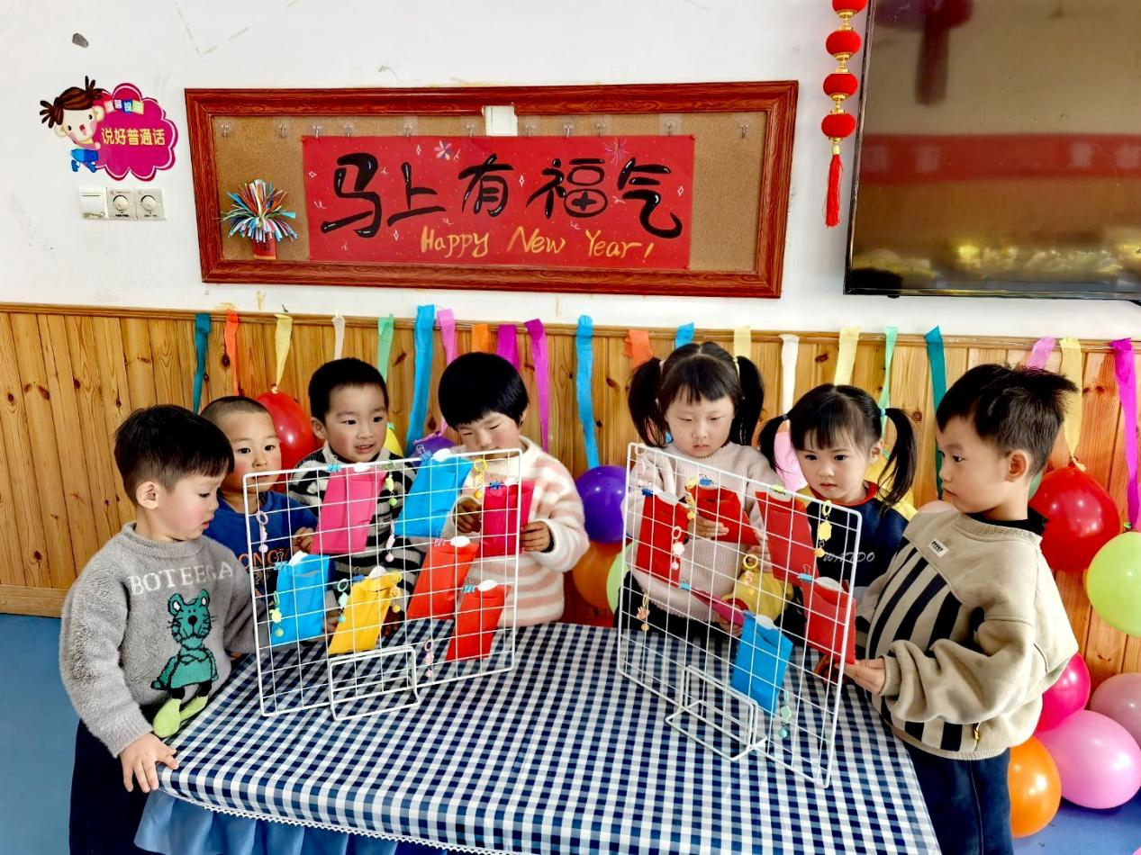 平邑县丰阳镇中心幼儿园开展庆元旦活动(图1)