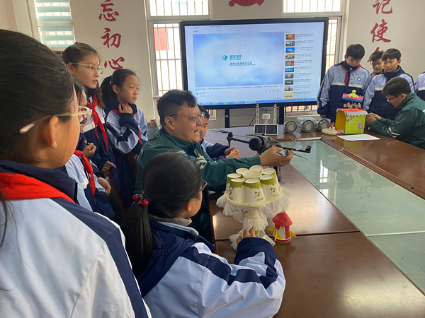 第二实验小学携手国网平邑县供电公司开展“大手拉小手团队共创新”公益活动(图2) 第二实验小学携手国网平邑县供电公司开展“大手拉小手团队共创新”公益活动(图2)