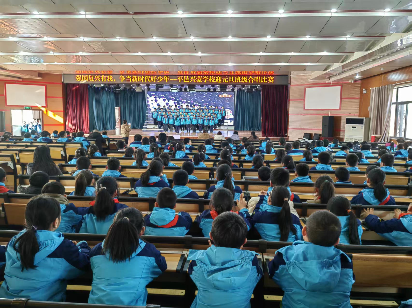 平邑兴蒙学校举行“强国复兴有我，争当新时代好少年”班级合唱比赛(图1)