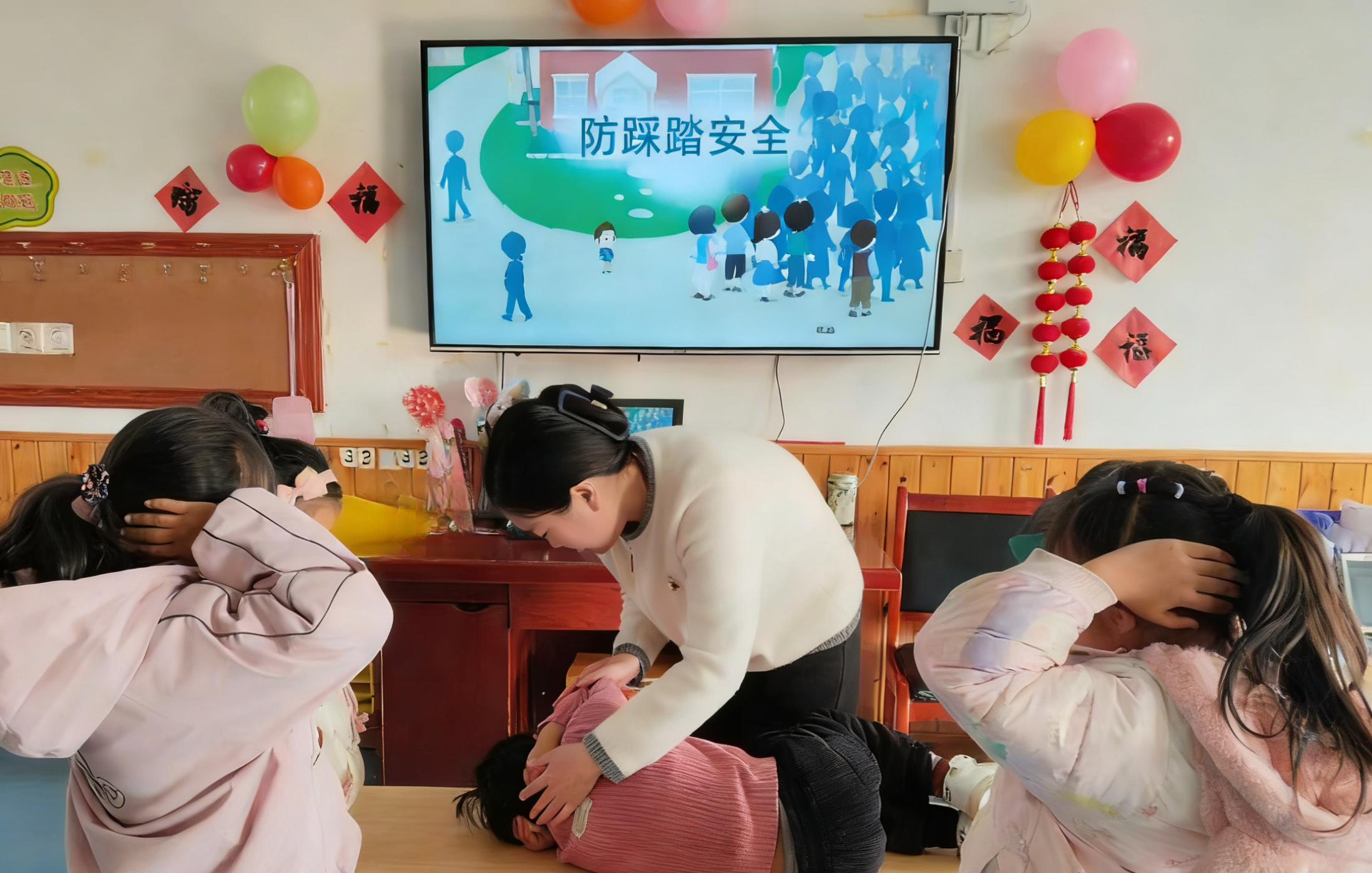 平邑县丰阳镇中心幼儿园开展防踩踏安全教育活动(图2) 平邑县丰阳镇中心幼儿园开展防踩踏安全教育活动(图2)