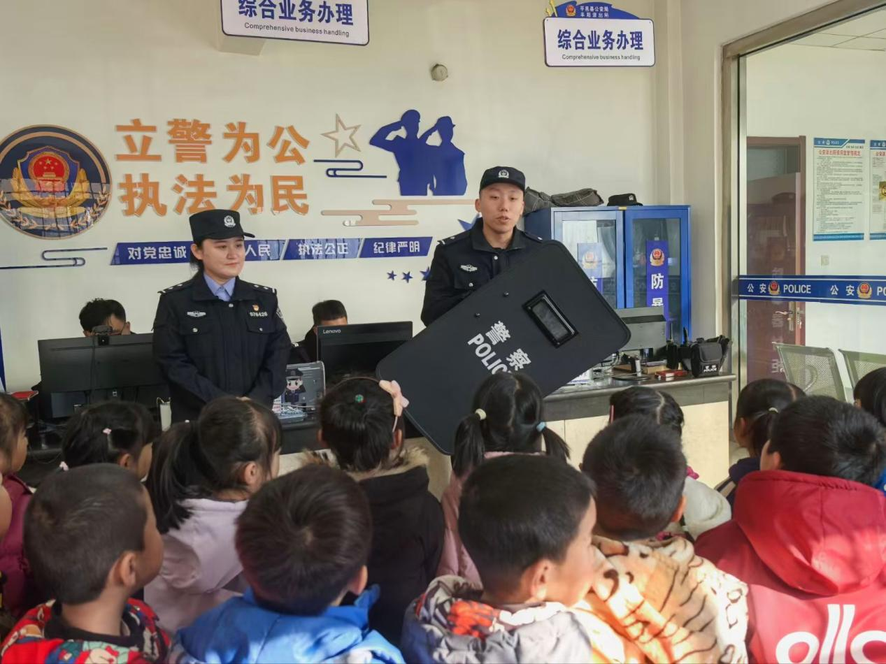平邑县丰阳镇中心幼儿园开展中国人民警察节活动(图3)